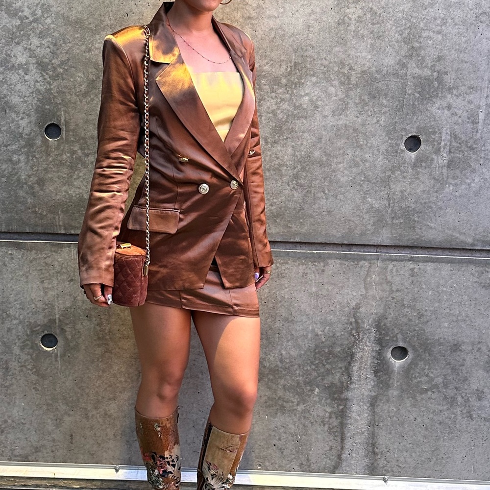Retrofete Saige Blazer and Vivy skirt in the color Cognac